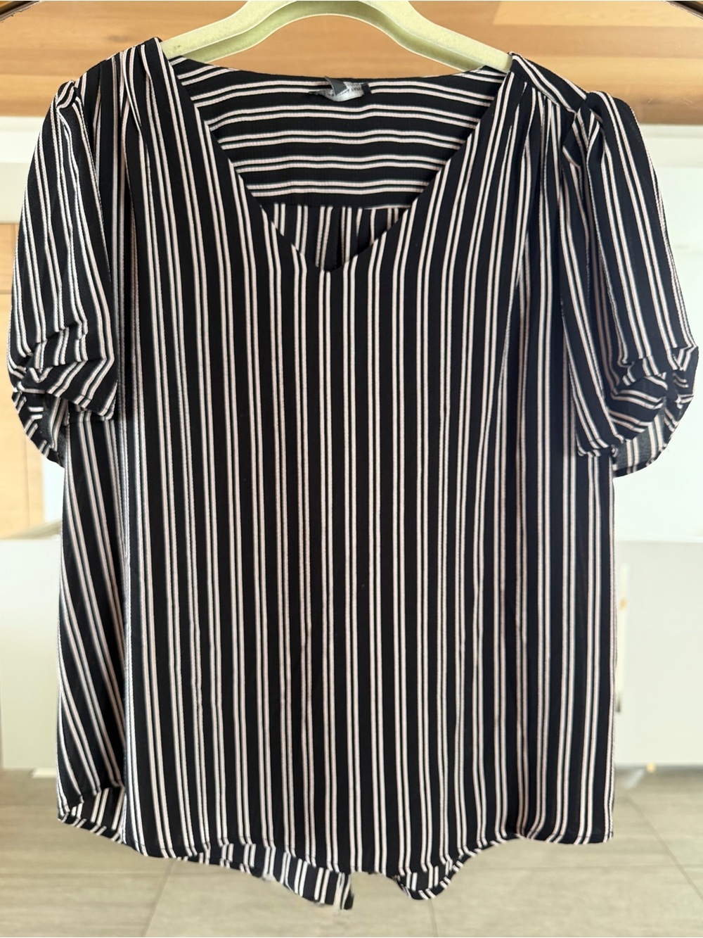Adrianna Papell Black Pinstripe V-Neck Puff Sleeve Short Sleeve Career Top M